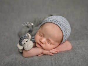 Newborn en een knuffel Jelkafotografie
