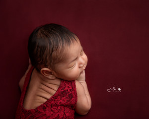 Newborn in red Jelkafotografie