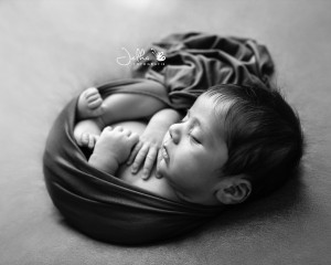 backlit newborn jelkafotografie BW