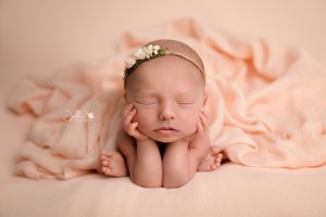 froggy newborn posing jelkafotografie