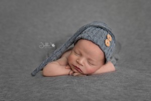 newborn baby boy in gray jelkafotografie