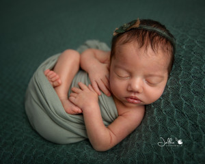 newborn back pose Jelkafotografie