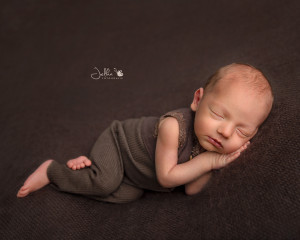 side pose newborn boy jelkafotografie