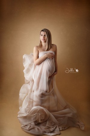 zwangere vrouw met vleugels fotoshoot studio 