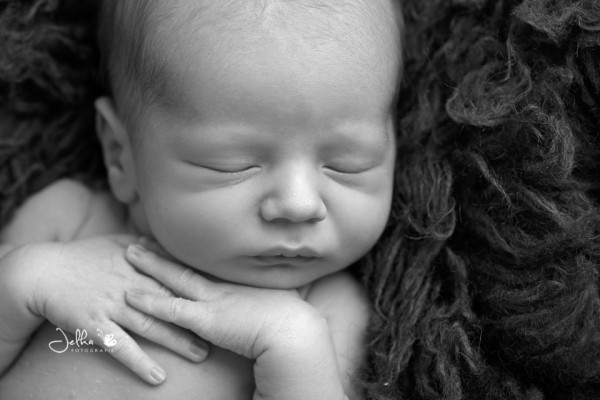 Jelkafotografie Newborn boy Hasselt black and white942BW