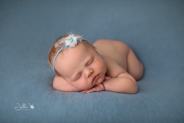 Newborn baby girl 4098