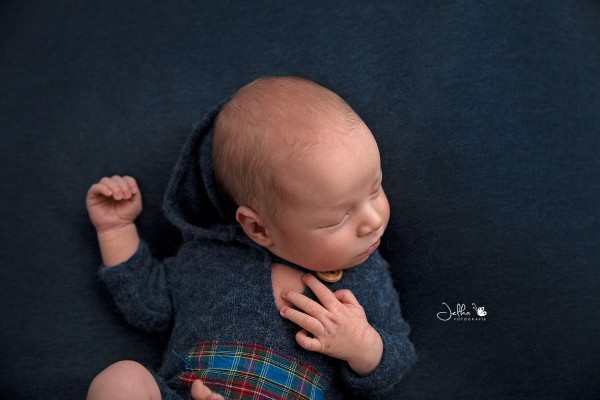 peacefully newborn babyboy jelkafotografie