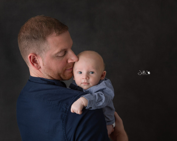 Older newborn en papa Jelkafotografie