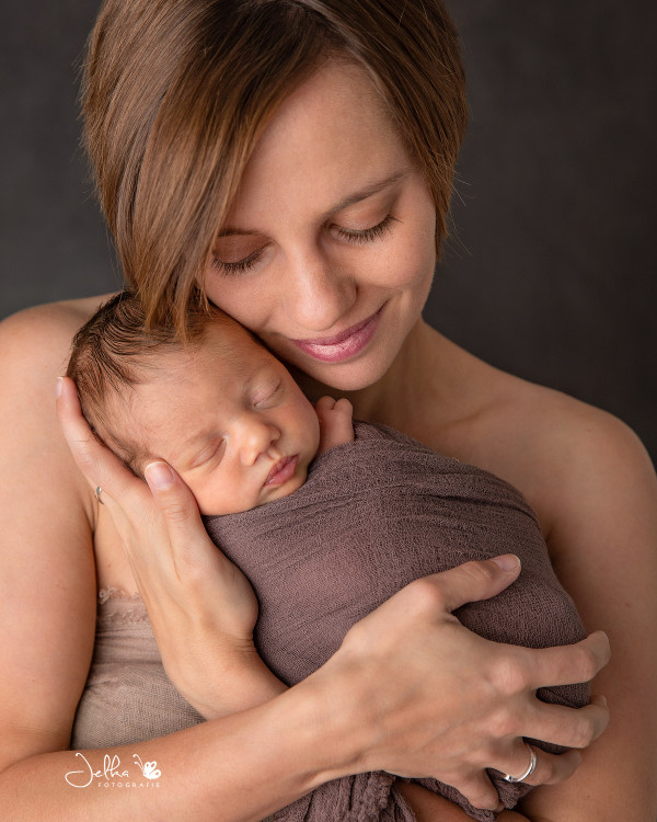 Hug mommy and newborn Jelkafotografie